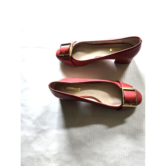 Louise et Cie Women's 'Brianna' Buckle Toe Pump Pink patent leather, US 8.5 - Picture 2 of 12